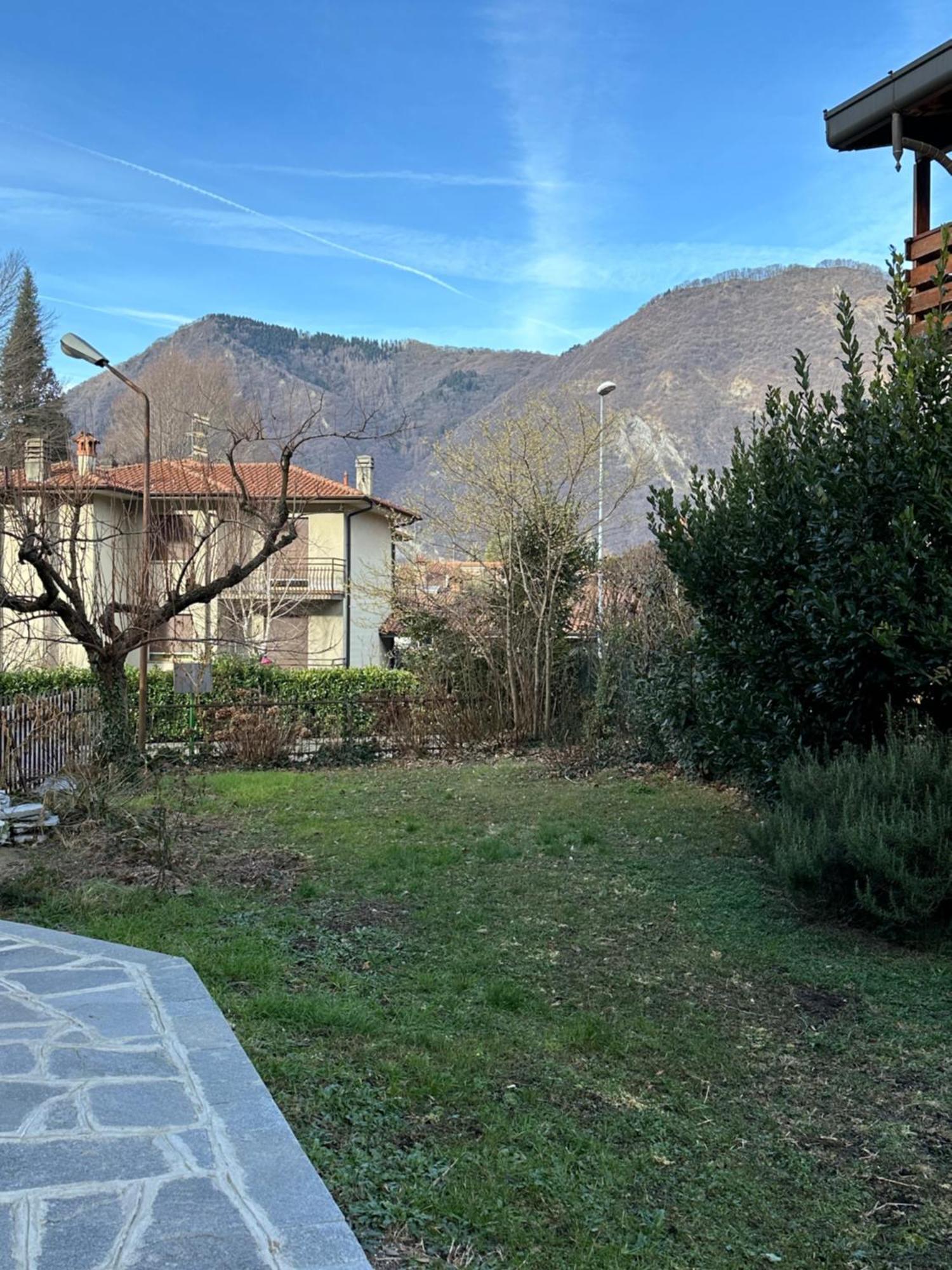 A Due Passi Dal Lago Canzo Bagian luar foto