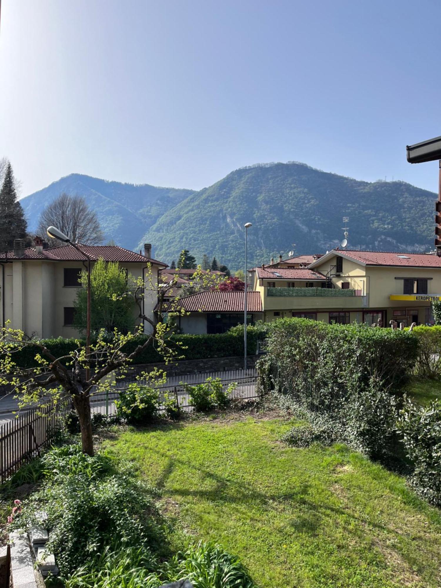 A Due Passi Dal Lago Canzo Bagian luar foto